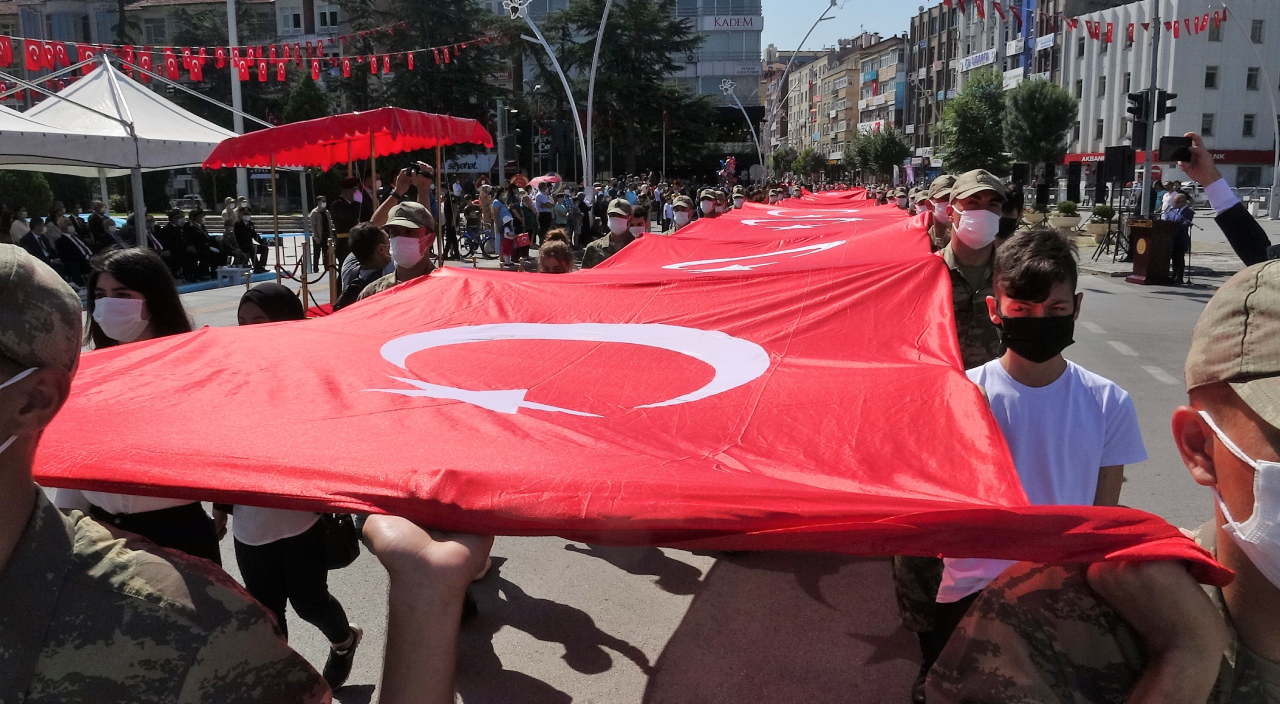 Zafer Bayramında  60 metrelik bayrakla yürüdüler